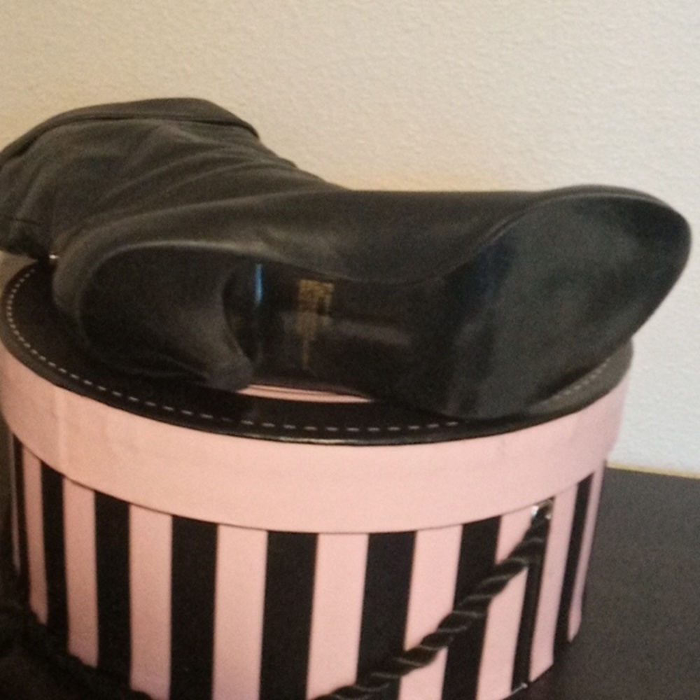 SOLD Cathy Jean black boots. - Picture 6 of 10